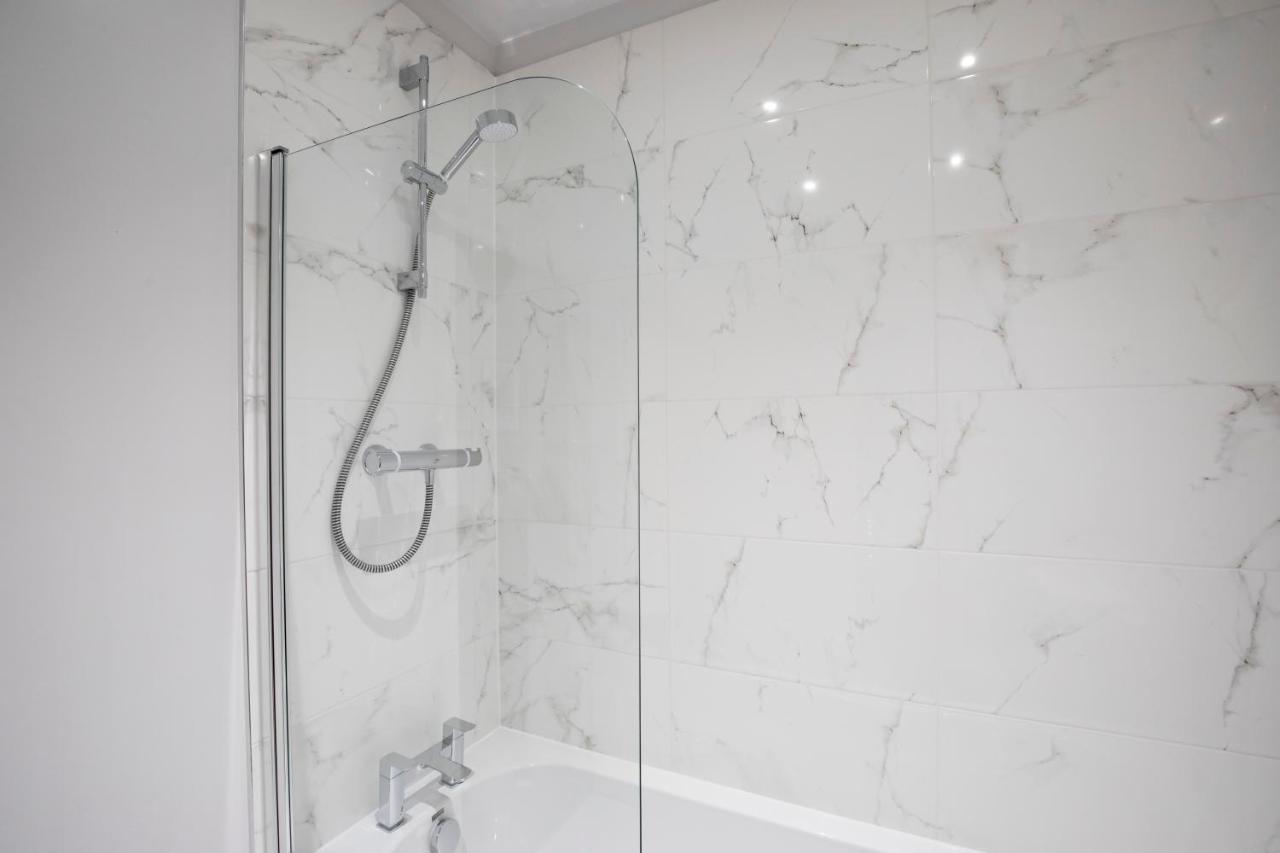 Elliot Oliver - Chic 2 Bedroom Town Centre Apartment Челтенхам Экстерьер фото